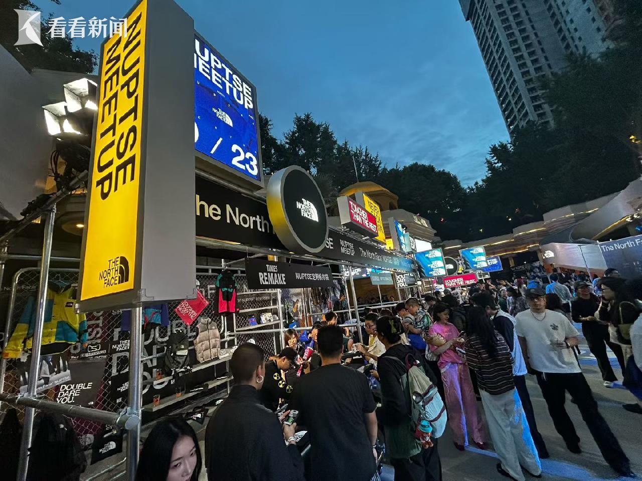 FOUND158 市集现场，The North Face MEETUP 快闪活动现场，人群与摊位